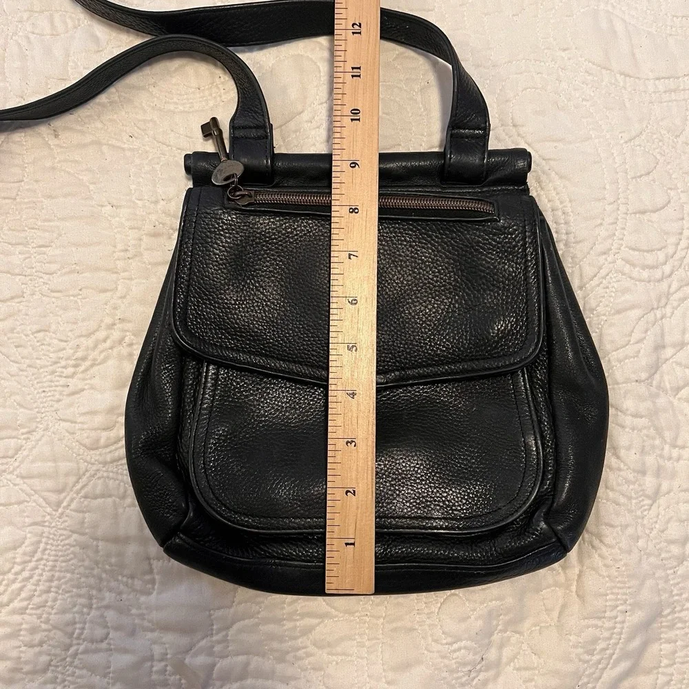 Vintage Fossil Black Pebbled Leather Crossbody Bag Brass Key Charm Minimalist